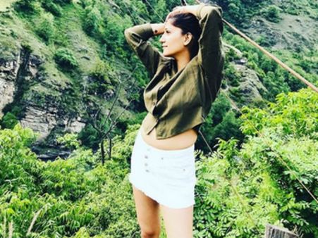 સપના ચૌધરીએ શોર્ટ સ્કર્ટમાં ફોટો પોસ્ટ કરી, ટ્રોલ થઇ