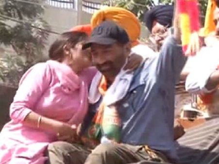 મહિલાએ સનીને કિસ કરી