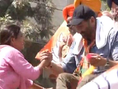 સની દેઓલે મહિલાને ગાડી પર ચઢવા માટે મદદ કરી