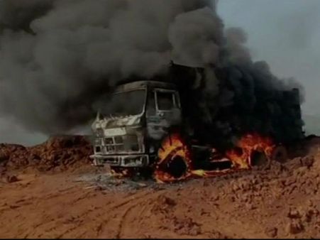 દંતેવાડાઃ નક્સલવાદીઓએ કેટલીય ગાડીઓને બાળીને ખાખ કરી