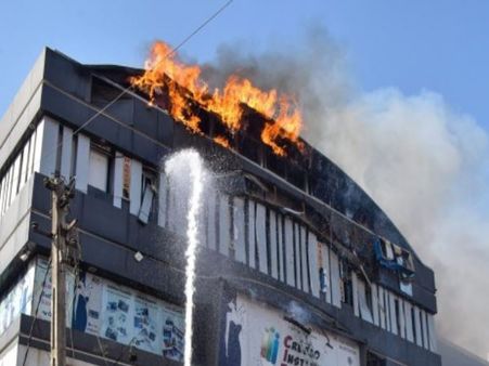 હું મા-મા બૂમો પાડી રહી હતી.. સીડીઓ આગમાં લપેટાઈ ચૂકી હતી'