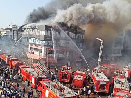 આ દૂર્ઘટનામાં અત્યાર સુધી 20 લોકોના મોત આ દૂર્ઘટનામાં અત્યાર સુધી 20 લોકોના મોત