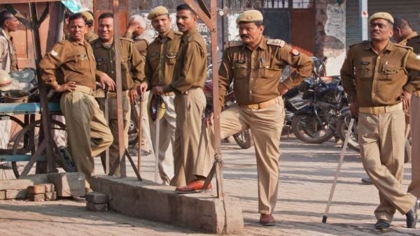 આપત્તિજનક સ્થિતિમાં કપલ મળતા ભીડે હુમલો કર્યો, નિર્વસ્ત્ર કરી ગામમાં ફેરવ્યા