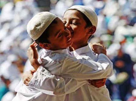 ‘ઈદ પર ગળે મળવુ ઈસ્લમાની નજરમાં સારુ નથી'