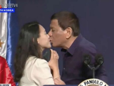 સુંદર મહિલાઓએ બિમારીમાંથી બચાવ્યા