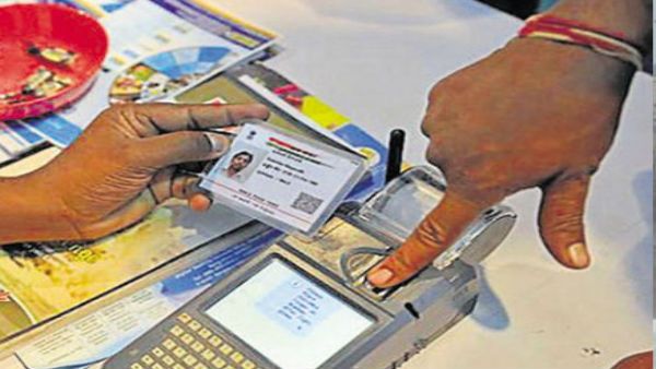 બેંક એકાઉન્ટ્સ અને મોબાઇલ કનેક્શન માટે આધાર ફરજિયાત નથી