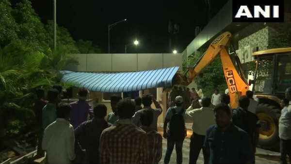 Video: અડધી રાતે પૂર્વ CM ચંદ્રબાબુ નાયડુના ઘરને તોડી પડાયુ