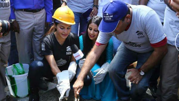 સુનામી સામે લડી