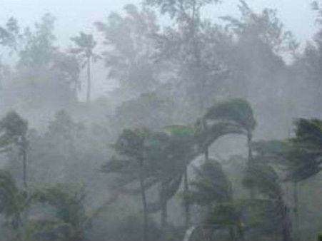 ગુજરાત તરફ આગળ વધી રહ્યું છે વાવાઝોડું, હાઈ અલર્ટ બાદ સ્કૂલ-કોલેજ બંધ