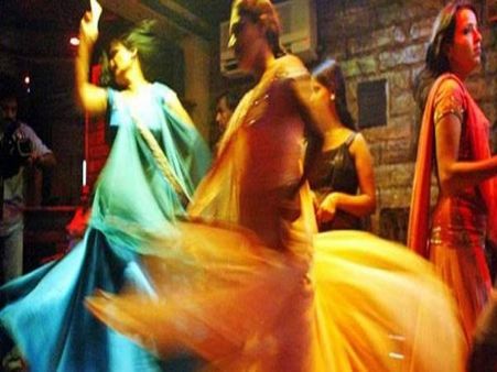 ડાંસ કરતી મહિલાઓને કહ્યું- કપડાં ઉતારો