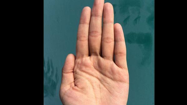 વચ્ચેની આંગળી