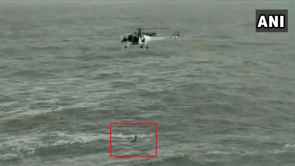 સમુદ્રમાં તણાયેલ યુવકને કોસ્ટગાર્ડે આવી રીતે કર્યો એરલિફ્ટ, જુઓ રેસ્ક્યુ ઓપરેશનનો Video