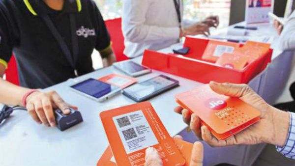 જીયોના મફત વૉઇસ કૉલ્સ અને સસ્તા ડેટા પ્લાનને એક વર્ષમાં બમણો ડેટા 