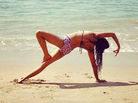 દરિયા કિનારે બિકીનીમાં યોગા કરે છે આ ટીવી સુપરસ્ટાર, તસવીરો વાયરલ