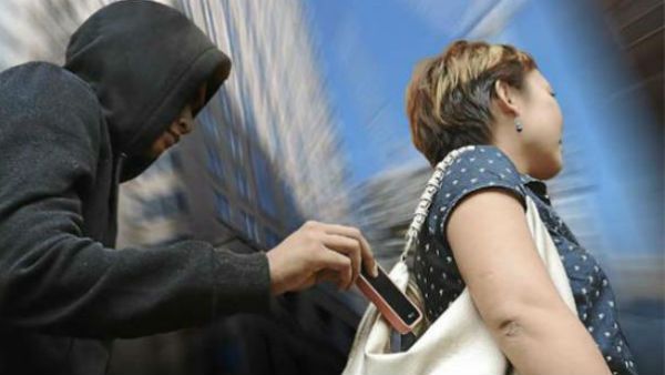 મોબાઈલ ચોરી થયો છે તો આ ટ્રિક્સ અપનાવો, ચોર ઘરે આવીને મોબાઈલ આપી જશે