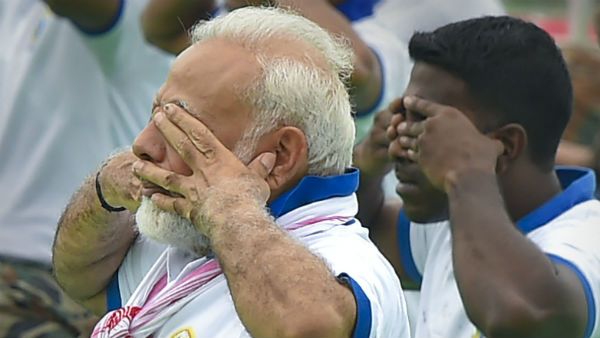 35000 લોકો સાથે પીએમ નરેન્દ્ર મોદીએ કર્યા યોગ 35000 લોકો સાથે પીએમ નરેન્દ્ર મોદીએ કર્યા યોગ