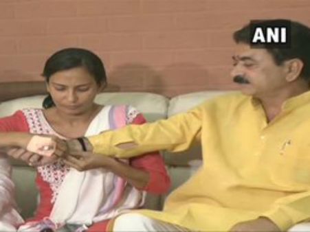 રાખડી બંધાવીને તેને પોતાની નાની બહેન તરીકે ગણાવી રાખડી બંધાવીને તેને પોતાની નાની બહેન તરીકે ગણાવી