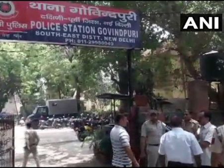 ઘરની બહાર પેશાબ કરવાનો વિરોધ કરતા થપ્પડ મારી હતી