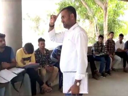 બિલ્ડીંગ સીલ થઇ તો, ટ્યુશન ભણાવવામાં માટે સ્મશાન લઇ ગયો શિક્ષક