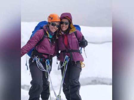 PHOTOS: પહેલીવાર ગુજરાતની બે બહેનોએ એવરેસ્ટ ફતેહ કર્યું