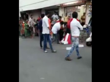 વિધાયકે જાતે મહિલાને લાત મારી