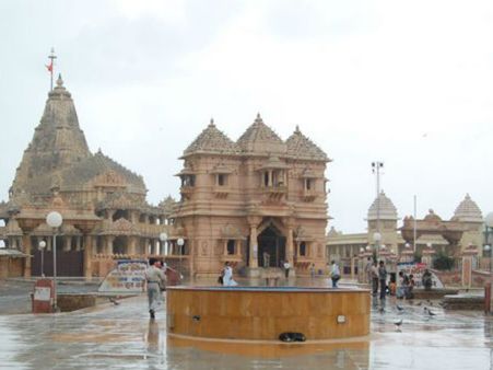 લોકો આપે છે શુભકામનાઓ 