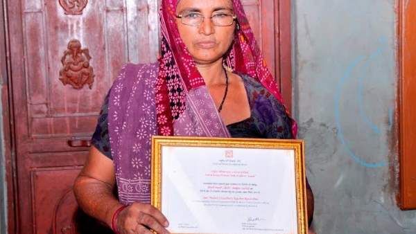 પંખો અને નવડાવાની સારી સુવિધા છે