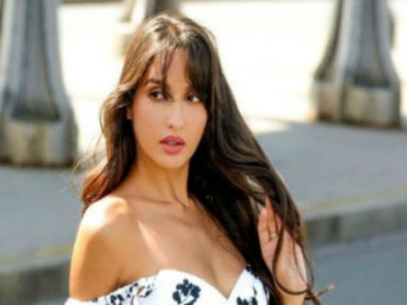 નોરા બેન્કોકના લોકલ બજારમાં કપડાં વેચી રહી છે નોરા બેન્કોકના લોકલ બજારમાં કપડાં વેચી રહી છે