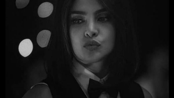 સ્કાઈ ઈઝ પિંકથી Leak થયો પ્રિયંકા ચોપરાનો ફર્સ્ટ લુક, એકદમ શાનદાર