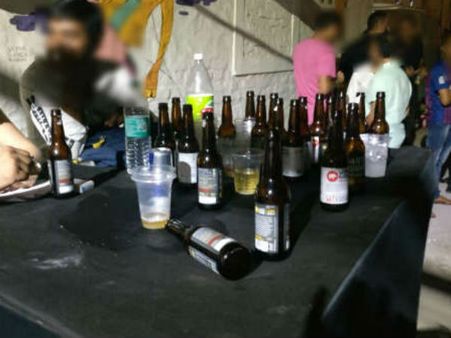 વિદેશી બેન્ડ પરફોર્મ કરી રહ્યું હતું વિદેશી બેન્ડ પરફોર્મ કરી રહ્યું હતું