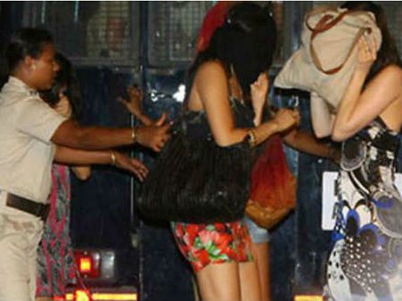 ગયા મહિને નોઈડામાં રેવ પાર્ટી પકડાઈ હતી ગયા મહિને નોઈડામાં રેવ પાર્ટી પકડાઈ હતી