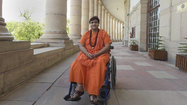 સાધ્વી પ્રજ્ઞા સિંહ ઠાકુરના શપથ પર વિવાદ, પોતાના નામમાં ગુરુનું નામ સામેલ કર્યું હતું