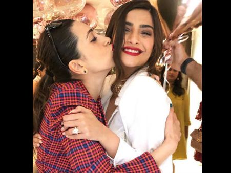 સોનમ કપૂરની બર્થડે પાર્ટીની તસવીરો વાયરલ, ધવન- જાહ્નવીએ મસ્તી કરી