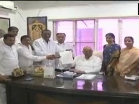 તેલંગાણામાં કોંગ્રેસને મોટો ઝાટકો, 12 ધારાસભ્યો TRSમાં સામેલ થશે