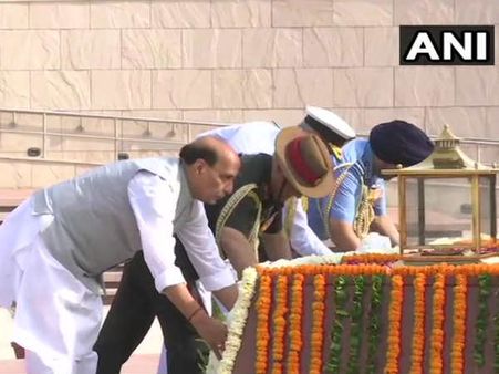 પદભાર સંભાળતા પહેલા વૉર મેમોરિયલ જઈ રાજનાથ સિંહે શહીદોને શ્રદ્ધાંજલિ આપી