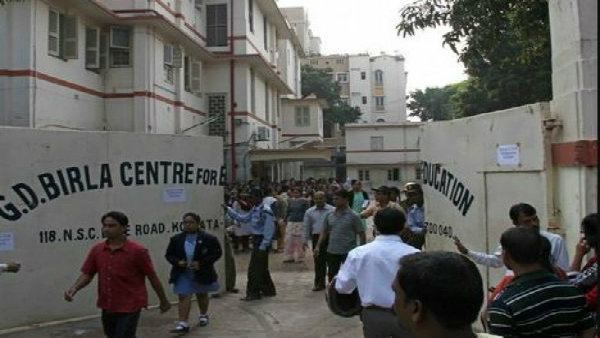 શાળાના બાથરૂમમાં ચહેરા પર પ્લાસ્ટિક બાંધેલુ મળ્યુ છાત્રાનું શબ, પાસે મળી આવી નોટ