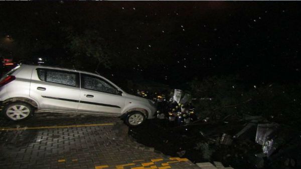 બિલ્ડીંગની દિવાલ પડી બિલ્ડીંગની દિવાલ પડી