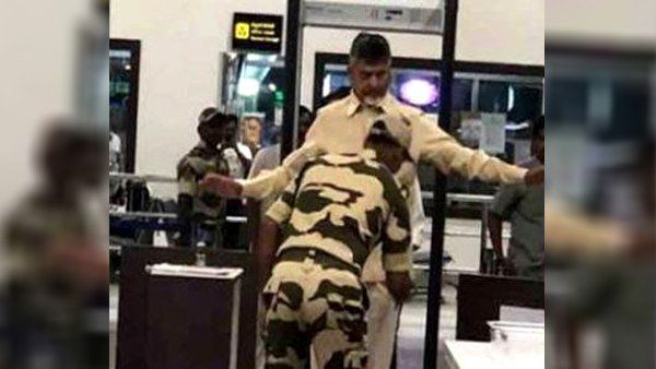 એરપોર્ટ પર ચંદ્રબાબુ નાયડુનું કરાયુ ચેકિંગ, કાફલાને પણ રોકવામાં આવ્યો