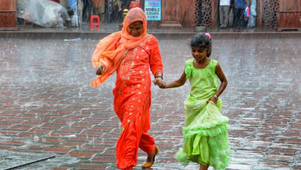 અમુક સ્થળોએ હળવો અને ક્યાંક ક્યાંક મધ્યમ વરસાદ