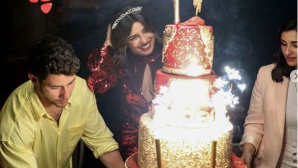 કેકને નિહારી રહ્યા