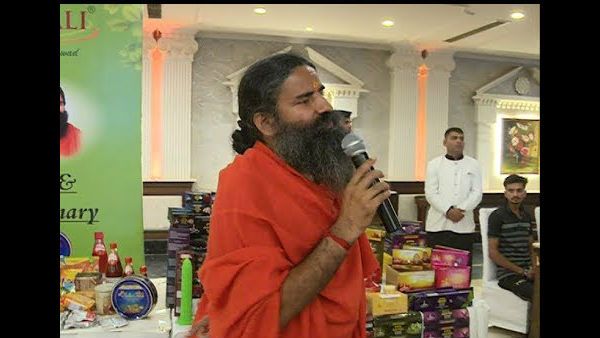 બાબા રામદેવ પર મહેરબાન થઈ ફડણવીસ સરકાર, 50 ટકા ઓછી કિંમતે જમીન આપી