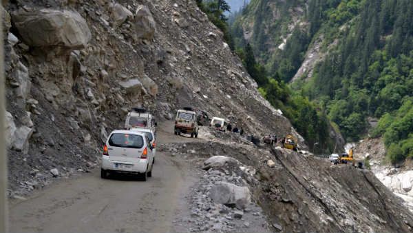 ઉત્તરાખંડઃ ભારે વરસાદ અને ભૂસ્ખલનના કારણે બદ્રીનાથ હાઈવે બંધ, યાત્રીઓ પરેશાન