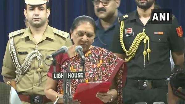 આનંદીબેન પટેલે લીધા યુપીના રાજ્યપાલ પદના શપથ, રામ નાઈકે તોડી વર્ષો જૂની પરંપરા