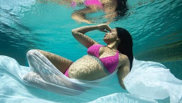 Pics: પાણીની અંદર આ અભિનેત્રીએ પ્રેગ્નેન્સીના 9માં મહિને કરાવ્યુ ફોટોશૂટ