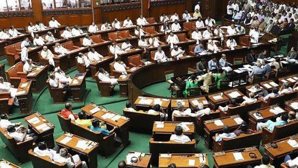કર્ણાટકઃ વિધાનસભા કાલ સુધી સ્થગિત, ભાજપના ધારાસભ્યએ કર્યું ધરણાનું એલાન