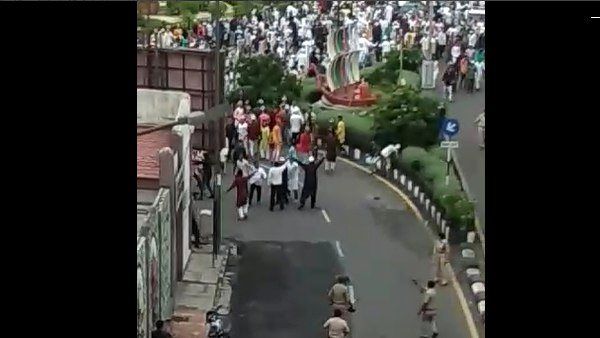 જુલૂસમાં સામેલ લોકો મંજૂરી વિના આગળ વધ્યા