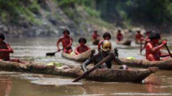 પત્થરો પર ઊંઘે છે