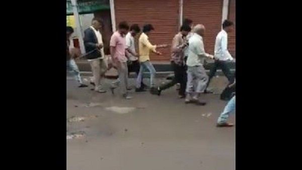 24 લોકોની દોરડાથી બાંધીને પીટાઈ
