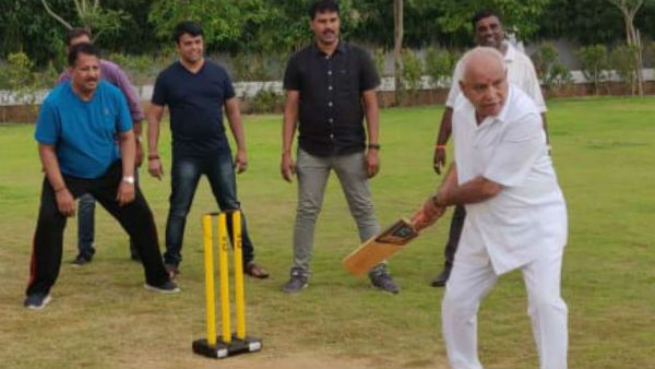 Pics: યેદુરપ્પા વિધાયકો સાથે ક્રિકેટ રમતા જોવા મળ્યા