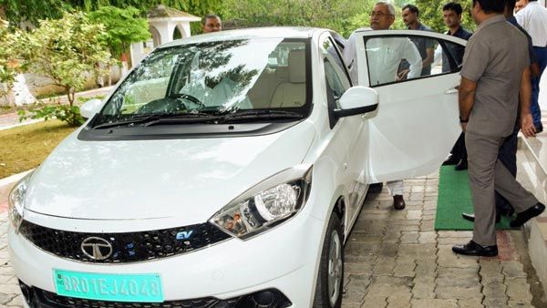 બિહાર મુખ્યમંત્રી નીતીશ કુમાર ઇલેક્ટ્રિક કારથી વિધાનસભા પહોંચ્યા